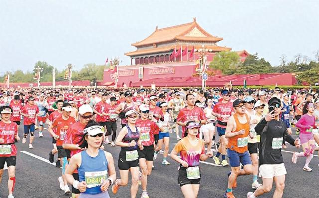 沙巴体育下载-2.2万名跑者共赴春日之约 王文杰许双双分夺男女冠军 北京半马刷新男子成绩全国纪录|马拉松|北京国际长跑节|北京半程马拉松|半程|赛道_新浪体育_新浪新闻